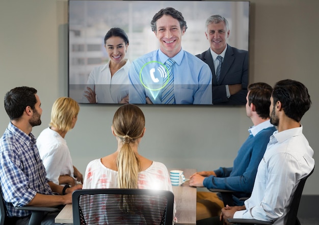 Gens d'affaires ayant une conférence téléphonique en réunion