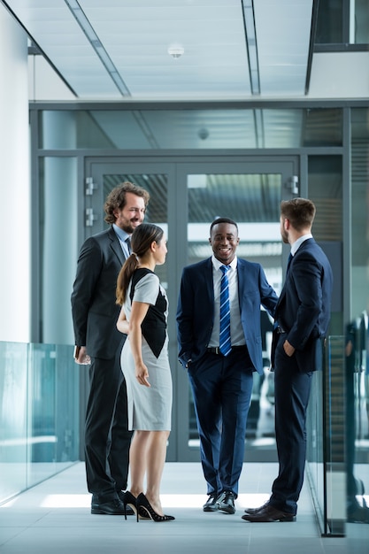 Les gens d'affaires ayant une discussion au bureau