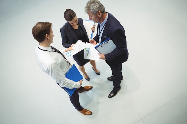 Gens d'affaires ayant une discussion sur le document