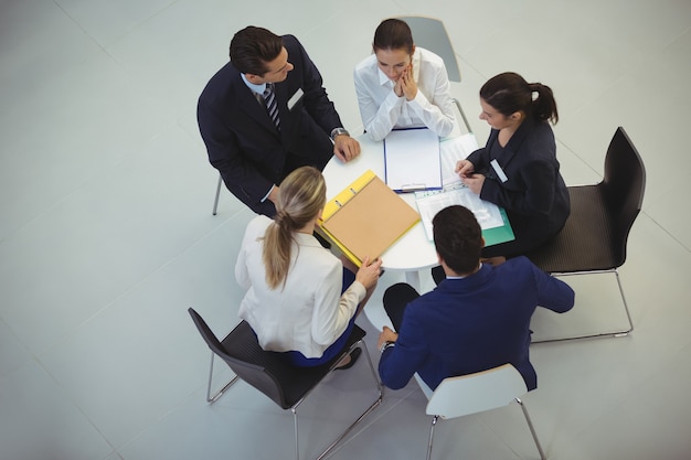 Gens d'affaires ayant une discussion en réunion