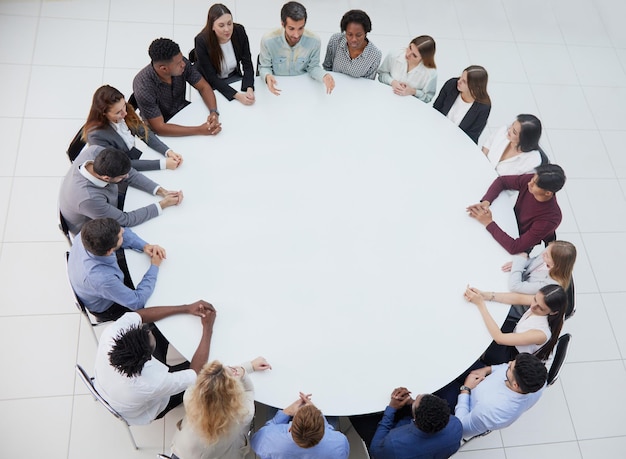 Photo gens d'affaires ayant une réunion à la table ronde