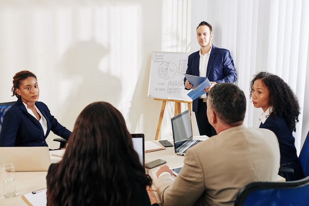 Gens d'affaires ayant une séance de brainstorming