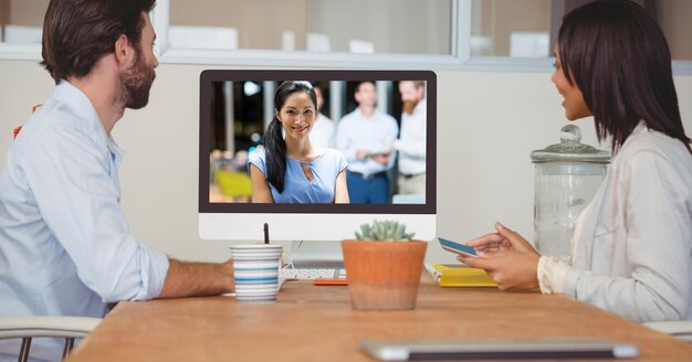 Gens d'affaires ayant une vidéoconférence sur ordinateur au bureau