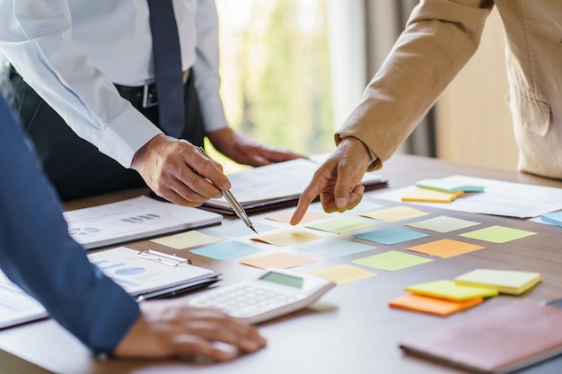 Les gens d'affaires brainstorming Réunion conception idées utiliser post it notes pour partager l'idée investisseur professionnel démarrer un projet d'entreprise brainstormed planification au bureau