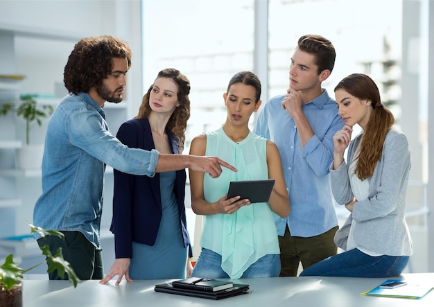 Gens d'affaires à un bureau parlant