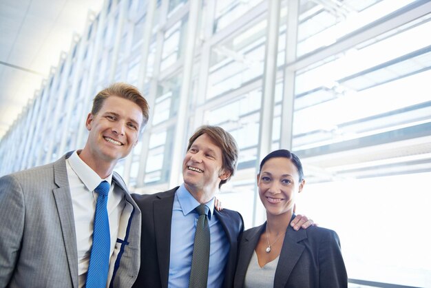 Les gens d'affaires bureau et sourire pour la diversité portrait et entreprise avec espace de travail pour les entreprises gestion employé et travail d'équipe pour la collaboration confiance et syndicat pour la carrière ou le mentorat