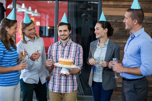 Les gens d'affaires célèbrent l'anniversaire de leurs collègues