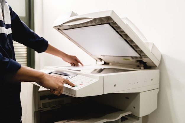 Photo les gens d'affaires clavier main sur l'imprimante de panneau, imprimante, scanner, copieur laser, équipement de bureau, concept, commencer à travailler