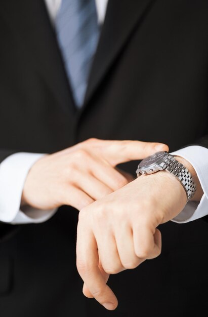 gens d'affaires et concept de bureau - gros plan d'un homme regardant une montre-bracelet