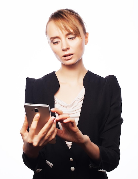 Gens d'affaires et concept de bureau jeune femme d'affaires avec téléphone portable émotion positive isolée sur blanc