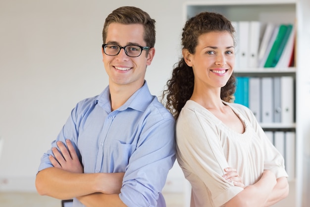 Gens d&#39;affaires confiants au bureau