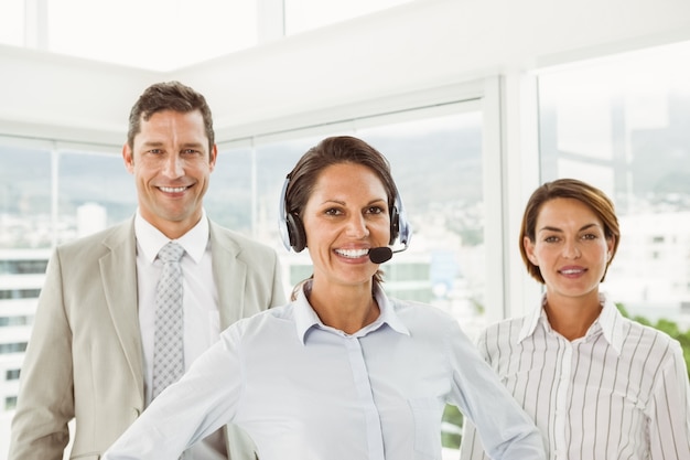 Gens d&#39;affaires confiants au bureau