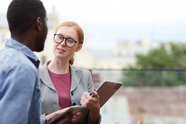 Gens affaires, conversation, dehors