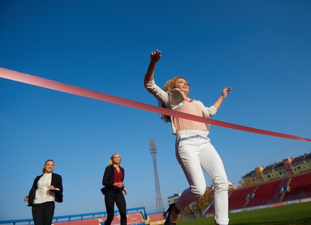 gens d'affaires courant ensemble sur une piste de course