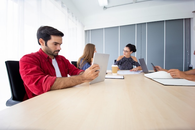 Gens d'affaires créatifs travaillant et brainstorming