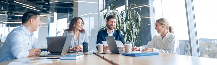 Gens d'affaires créatifs travaillant sur un projet dans un bureau moderne avec vue panoramique