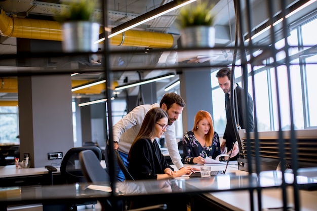 Gens d'affaires dans le bureau moderne