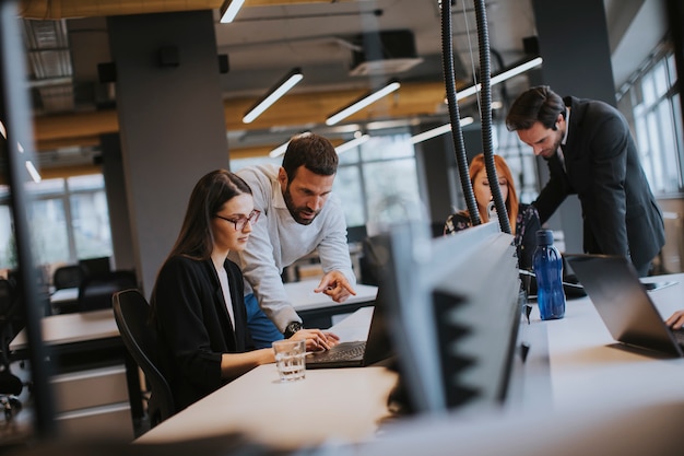 Gens d'affaires dans le bureau moderne