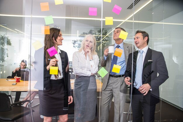 Les gens d'affaires dans un bureau