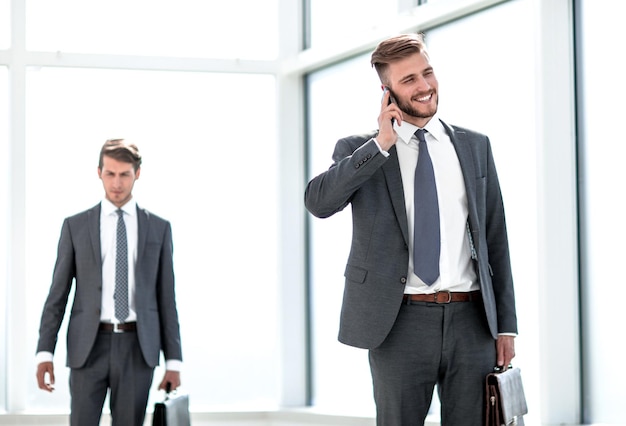 Gens d'affaires dans le hall du bureau moderne