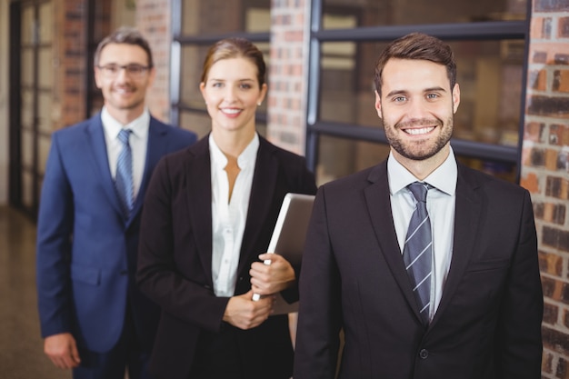 Gens d'affaires debout dans le bureau