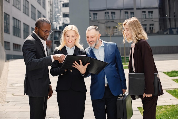 Photo gens d'affaires debout et se parlent devant un bureau moderne