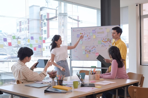 Les gens d'affaires en démarrage travaillent dans un espace de bureau de coworking moderne