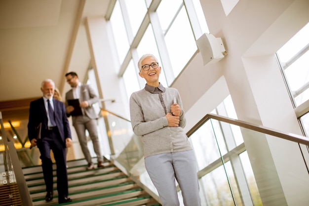 Les gens d&#39;affaires descendent les escaliers