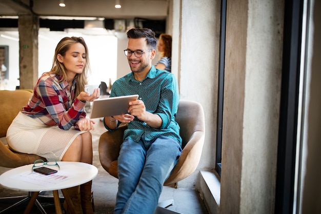 Photo gens d'affaires, designers s'amusant et discutant au bureau du lieu de travail