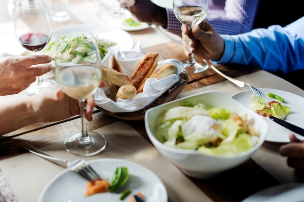 Photo gens d'affaires dînant dans un restaurant