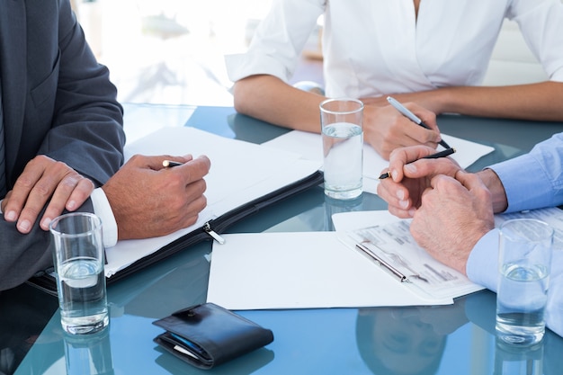 Gens d&#39;affaires en discussion dans un bureau