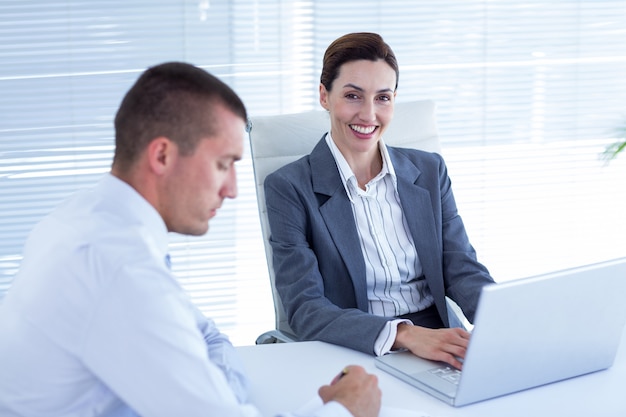 Gens d&#39;affaires en discussion dans un bureau