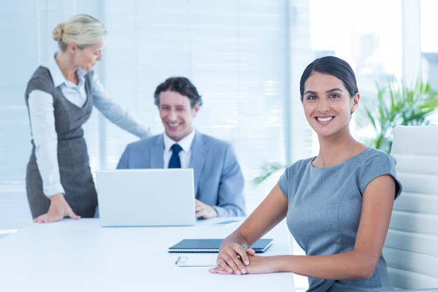 Gens d&#39;affaires en discussion dans un bureau