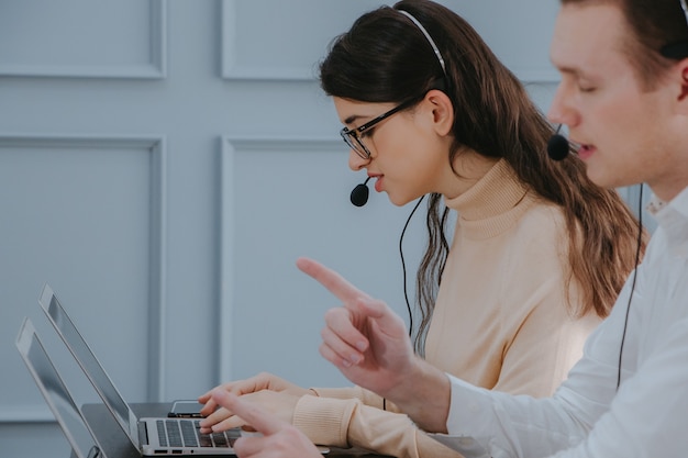 Gens d'affaires discutant au bureau de travail avec ordinateur portable