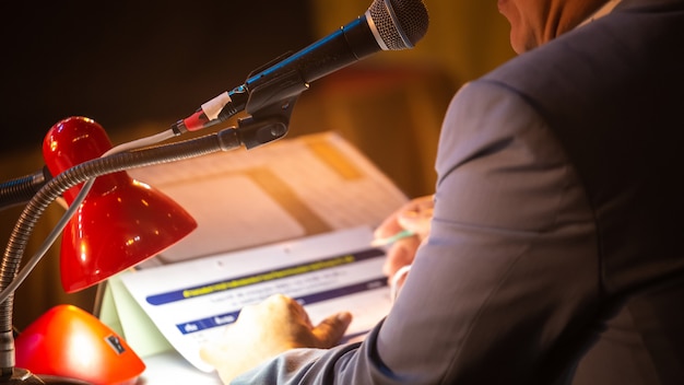 Gens D'affaires Discutant Sur Un Panneau De Séminaire Avec Microphone