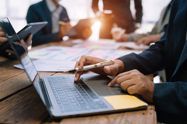 Gens d'affaires discutant des revenus de performance lors d'une réunion homme d'affaires travaillant avec un conseiller financier de l'équipe de collègues analysant des données avec un investisseur