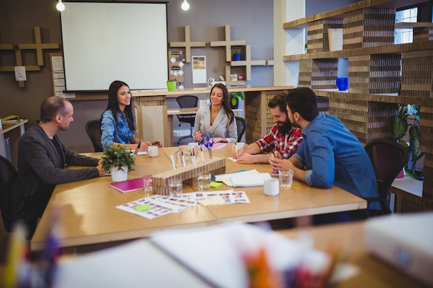 Gens d'affaires discutant à table pendant la réunion