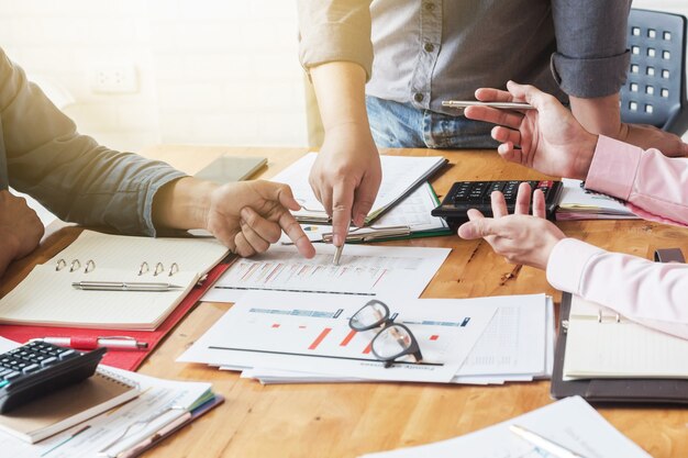 Les gens d&#39;affaires discutent des graphiques du marché boursier au travail.