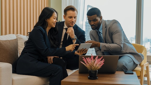 Gens d'affaires de la diversité dans un bureau décoré discutant du plan d'affaires