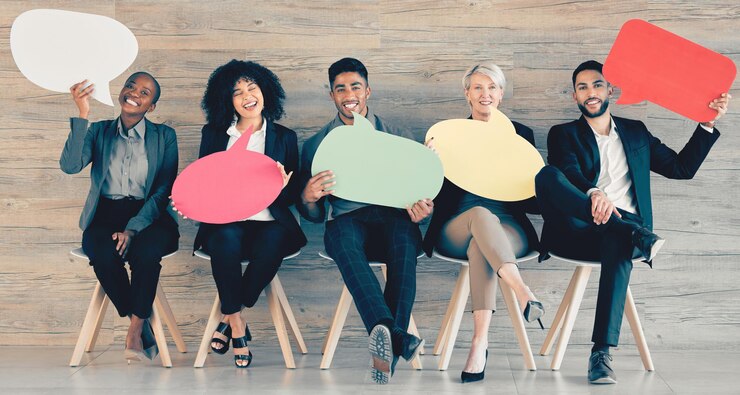 Photo les gens d'affaires et les employés heureux avec une bulle de discours pour la promotion espace de maquette et de marketing salle d'attente de diversité et de recrutement pour un entretien d'embauche ou une opportunité de carrière et une affiche avec un sourire