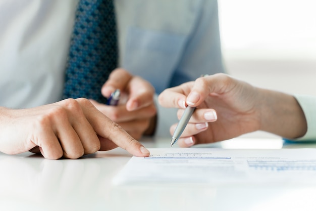 Photo gens d'affaires faisant un rapport à table avec des graphiques sur la table