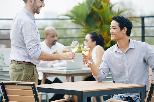 Gens d'affaires à la fête en plein air