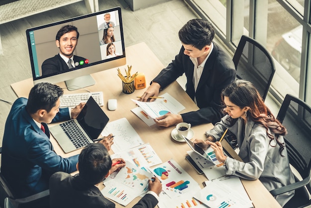 Gens d'affaires de groupe d'appel vidéo réunis sur un lieu de travail virtuel ou un bureau distant