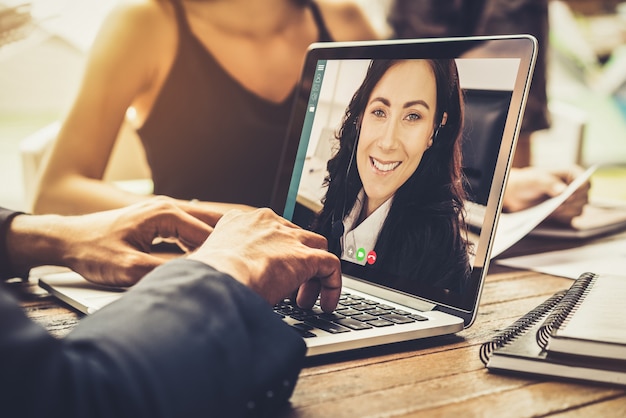 Gens d'affaires de groupe d'appel vidéo réunis sur un lieu de travail virtuel ou un bureau distant