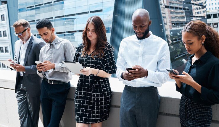 Photo les gens d'affaires et le groupe mobile et l'écran de réunion et la connexion d'emploi et la discussion internet et le travail d'équipe pour la planification femme homme et numérique d'entreprise et la collaboration pour la stratégie de vente