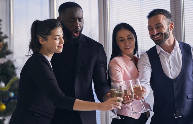 Les gens d'affaires heureux buvant du champagne