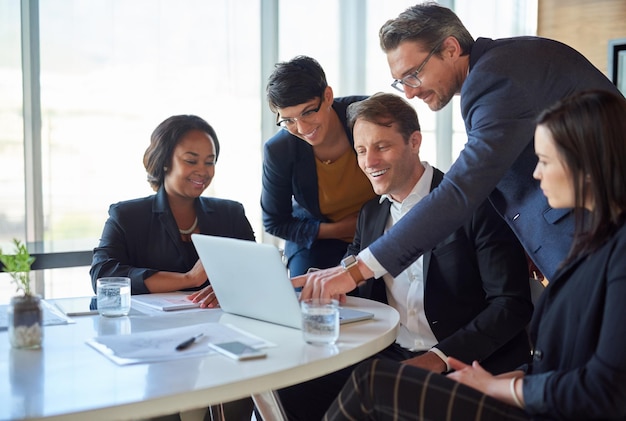 Les gens d'affaires et heureux sur l'ordinateur portable dans la salle de réunion avec une stratégie ou une idée sur le projet travail d'équipe et de collaboration Employé discussion et bureau dans la conversation en tant que partenaires et le plan en tant que comptables
