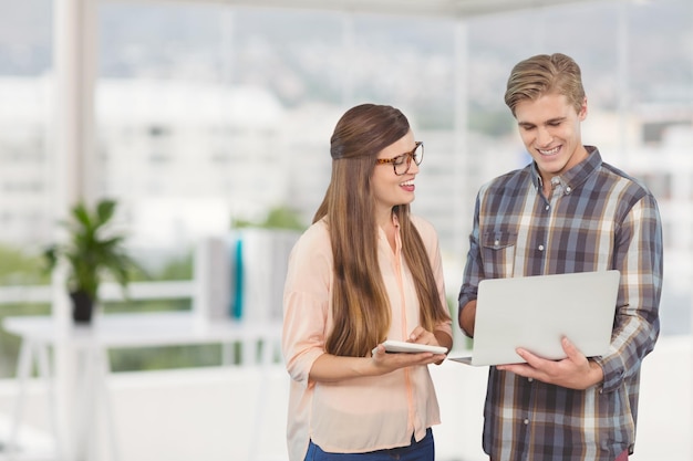 Gens d'affaires heureux regardant un ordinateur