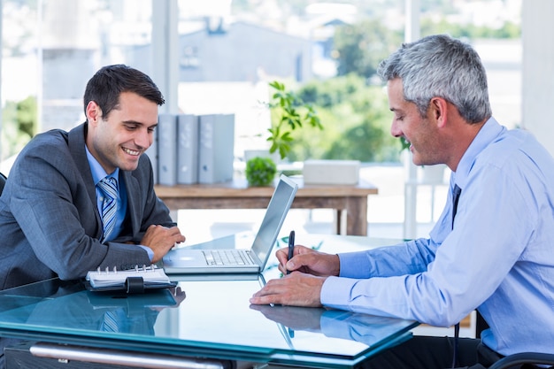 Gens d&#39;affaires heureux travaillant ensemble