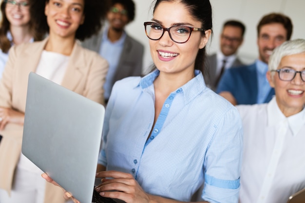 Gens d'affaires heureux travaillant et remue-méninges au bureau